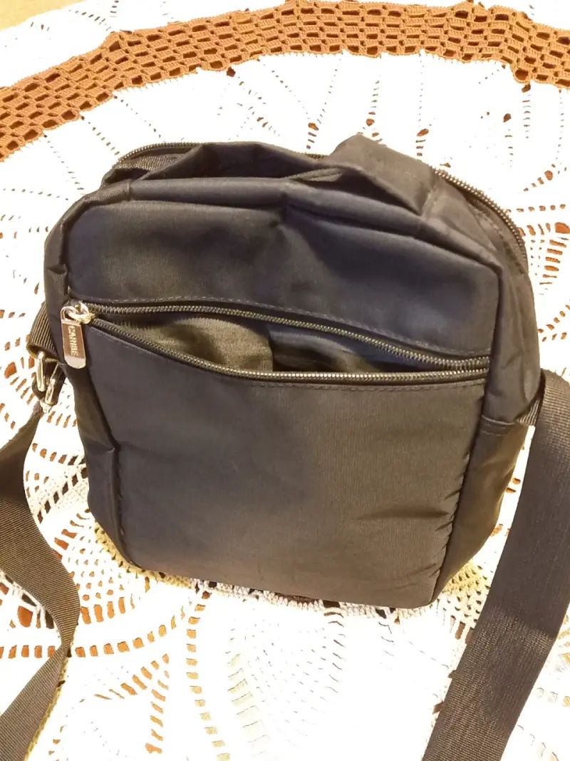 Bolso bandolera negro con múltiples compartimentos - 3