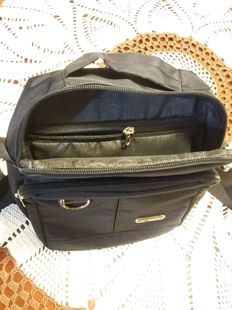 Bolso bandolera negro con múltiples compartimentos - 4