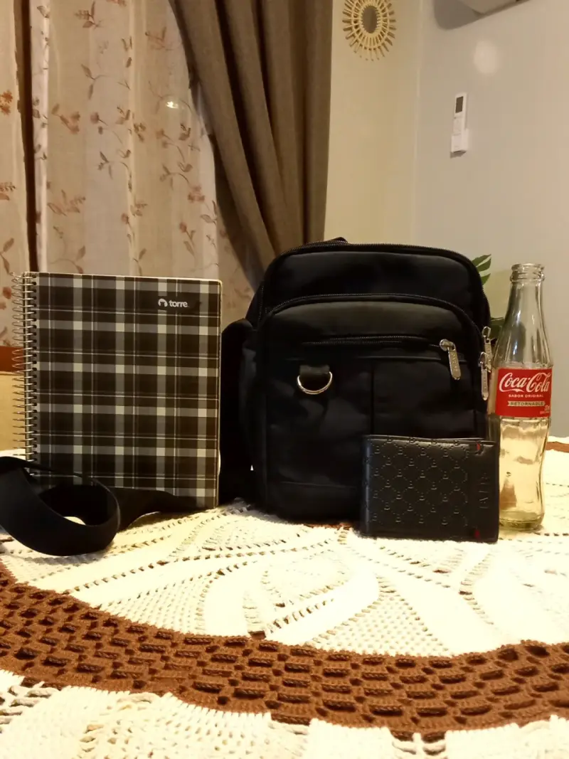 Bolso bandolera negro con múltiples compartimentos - 6