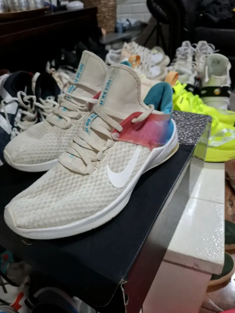Zapatillas deportivas Nike blancas con diseño colorido