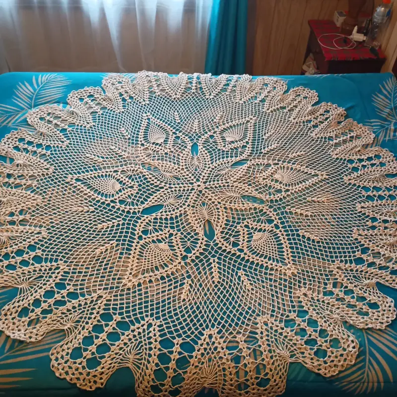 Mantel de encaje tejido a mano beige