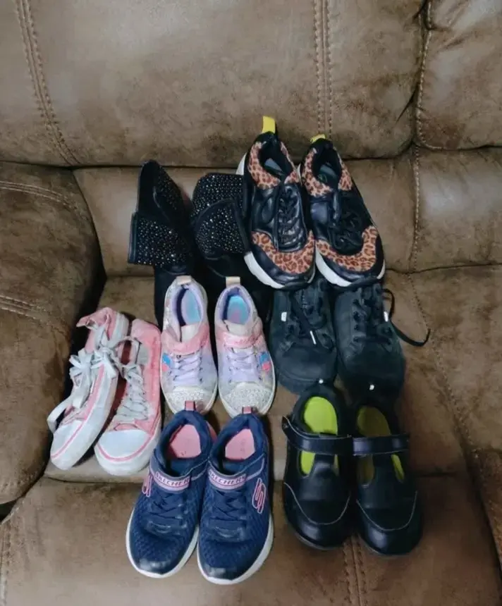 Lote de zapatillas y zapatos para niños