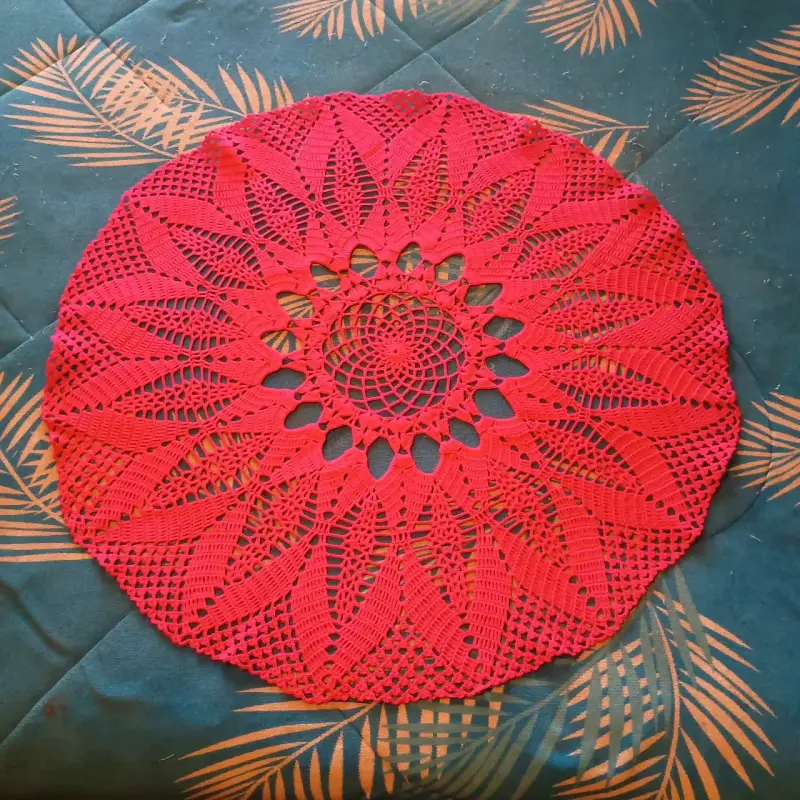 Tapete tejido a crochet rojo decorativo