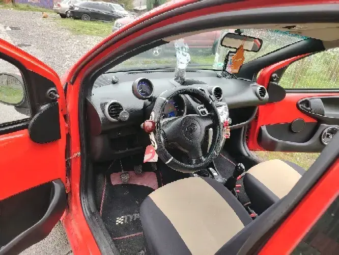 Auto compacto BYD rojo en buen estado - 1