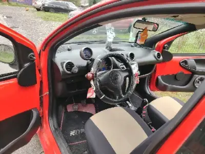 Auto compacto BYD rojo en buen estado - miniatura 1