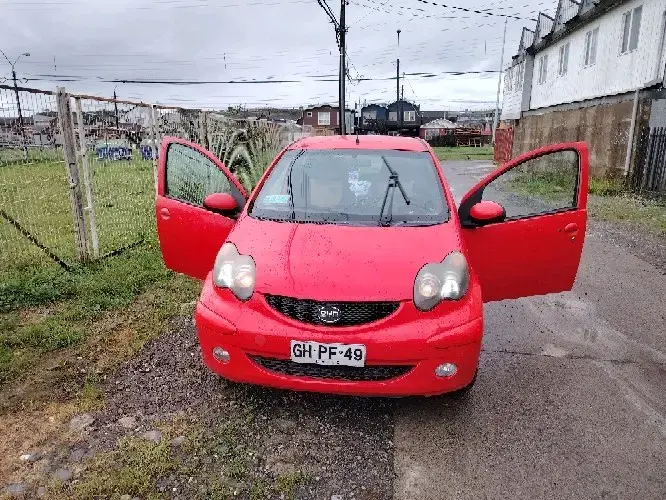 Auto compacto BYD rojo en buen estado - 2