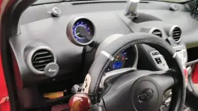 Auto compacto BYD rojo en buen estado - miniatura 3