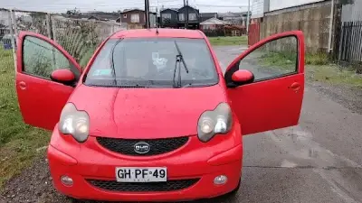 Auto compacto BYD rojo en buen estado - miniatura 4