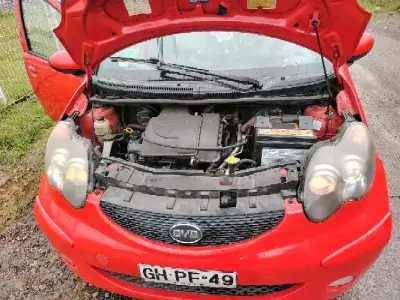 Auto compacto BYD rojo en buen estado - miniatura 5