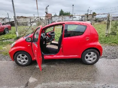 Auto compacto BYD rojo en buen estado - miniatura 6