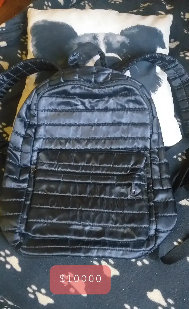 Mochila acolchada negra para mujer