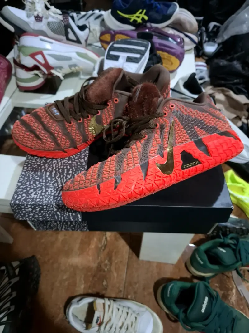 Zapatillas deportivas rojas con diseño único