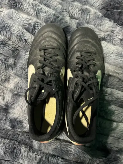 Botines de fútbol Nike Tiempo negros - miniatura 1