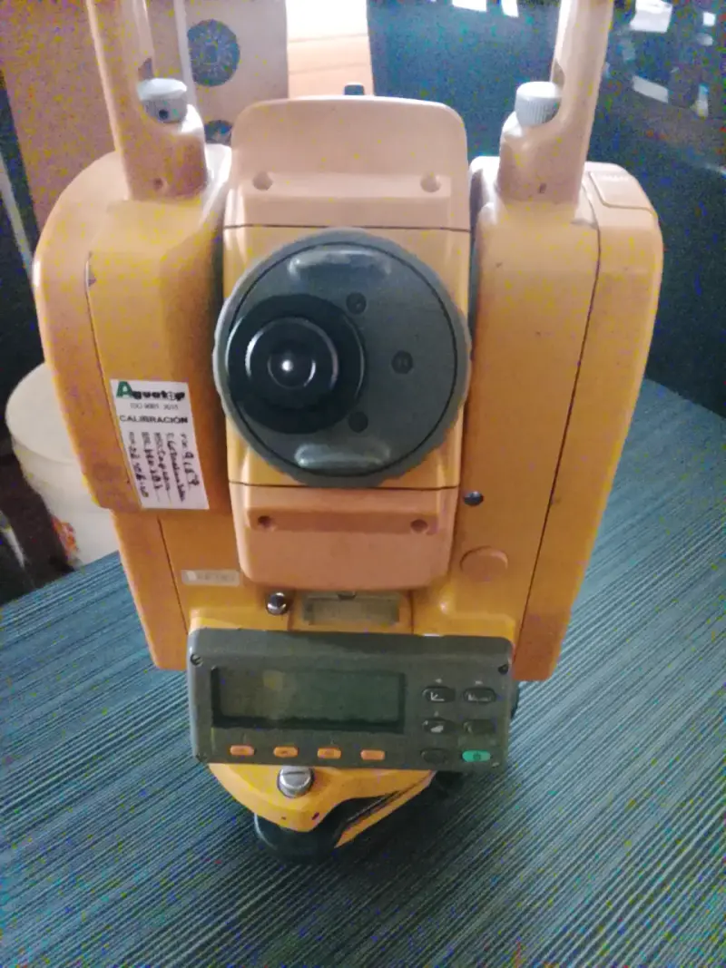 Estación Total Topcon con pantalla digital - 1