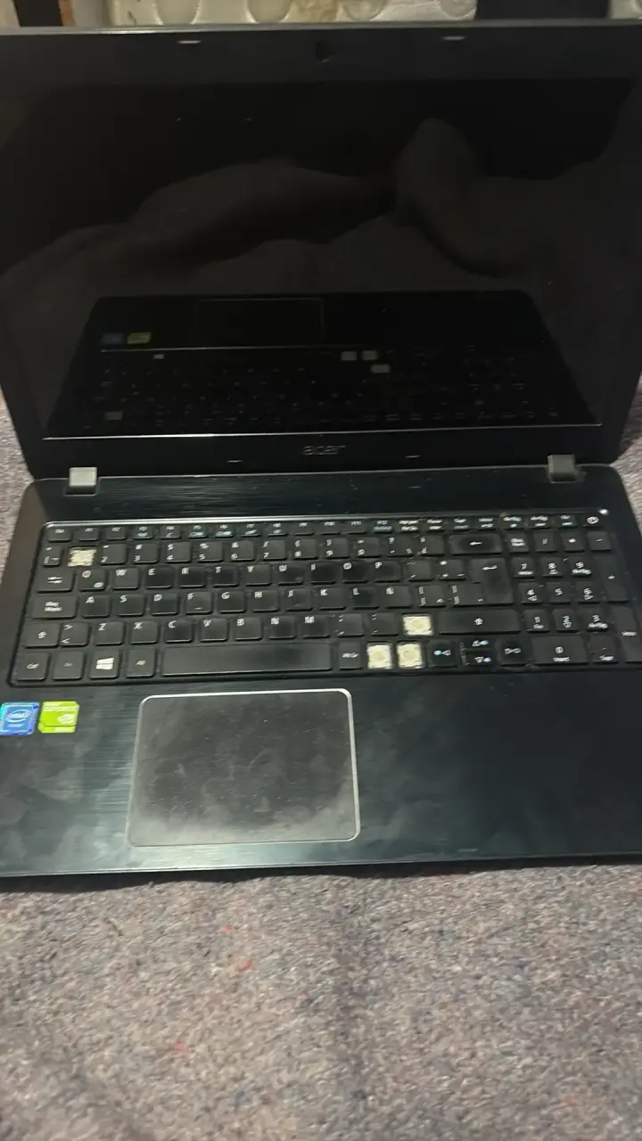Laptop Acer negra en buen estado - 2