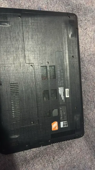 Laptop Acer negra en buen estado - miniatura 3