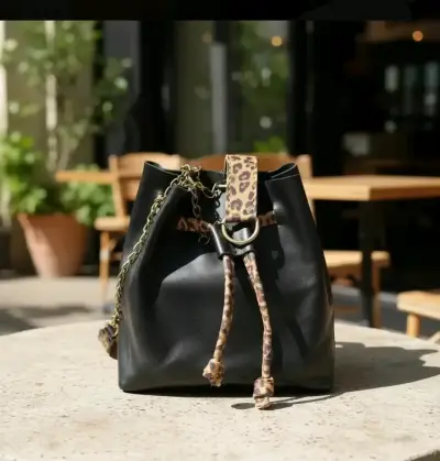 Cartera de cuero negro con detalles de leopardo - miniatura 1