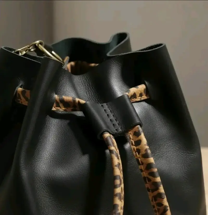 Cartera de cuero negro con detalles de leopardo - 2