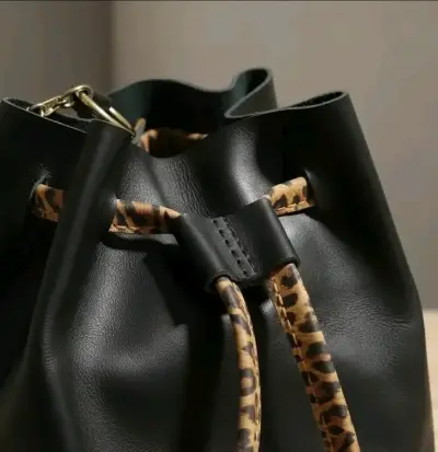 Cartera de cuero negro con detalles de leopardo - miniatura 2