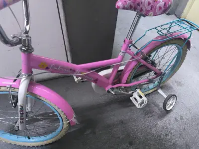 Bicicleta infantil rosa con ruedas d entrenamiento - miniatura 2