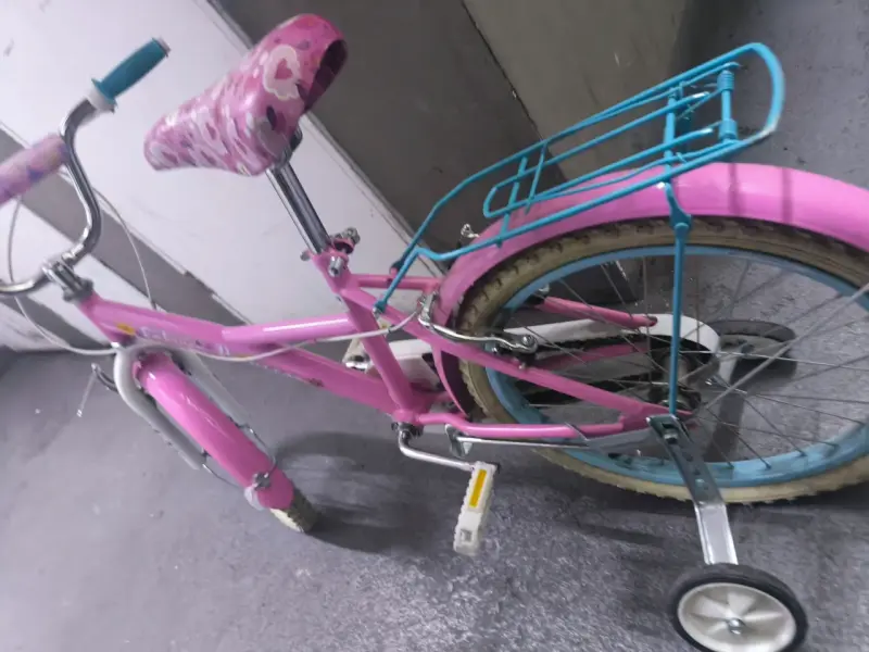 Bicicleta infantil rosa con ruedas d entrenamiento - 3