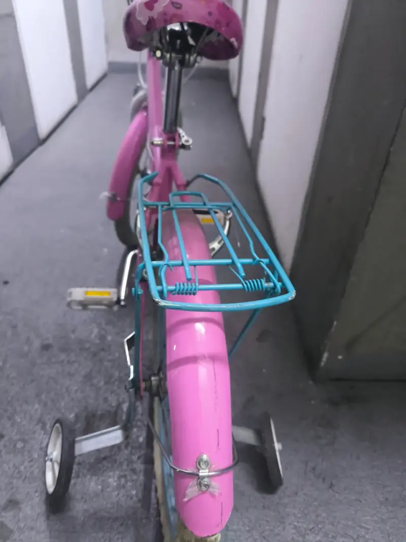 Bicicleta infantil rosa con ruedas d entrenamiento - 4