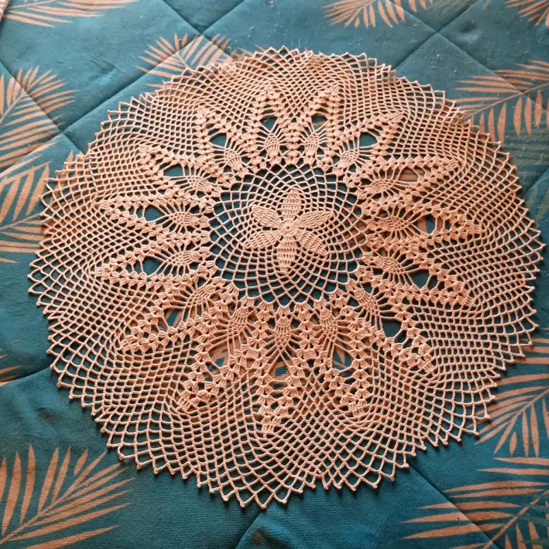 Tapete de crochet redondo beige decorativo