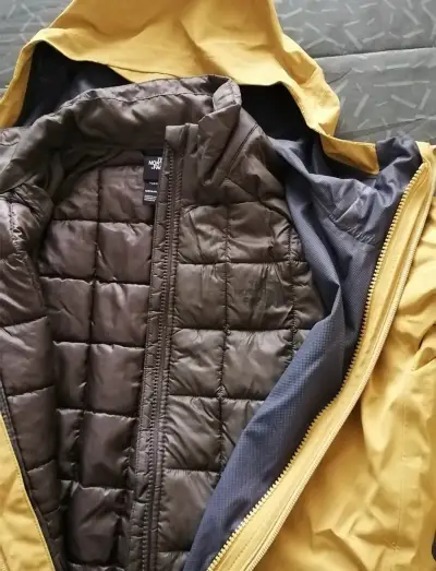 Chaqueta impermeable amarilla The North Face,nueva - miniatura 1
