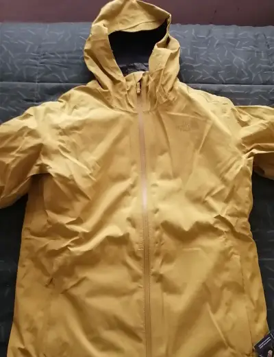 Chaqueta impermeable amarilla The North Face,nueva - miniatura 2