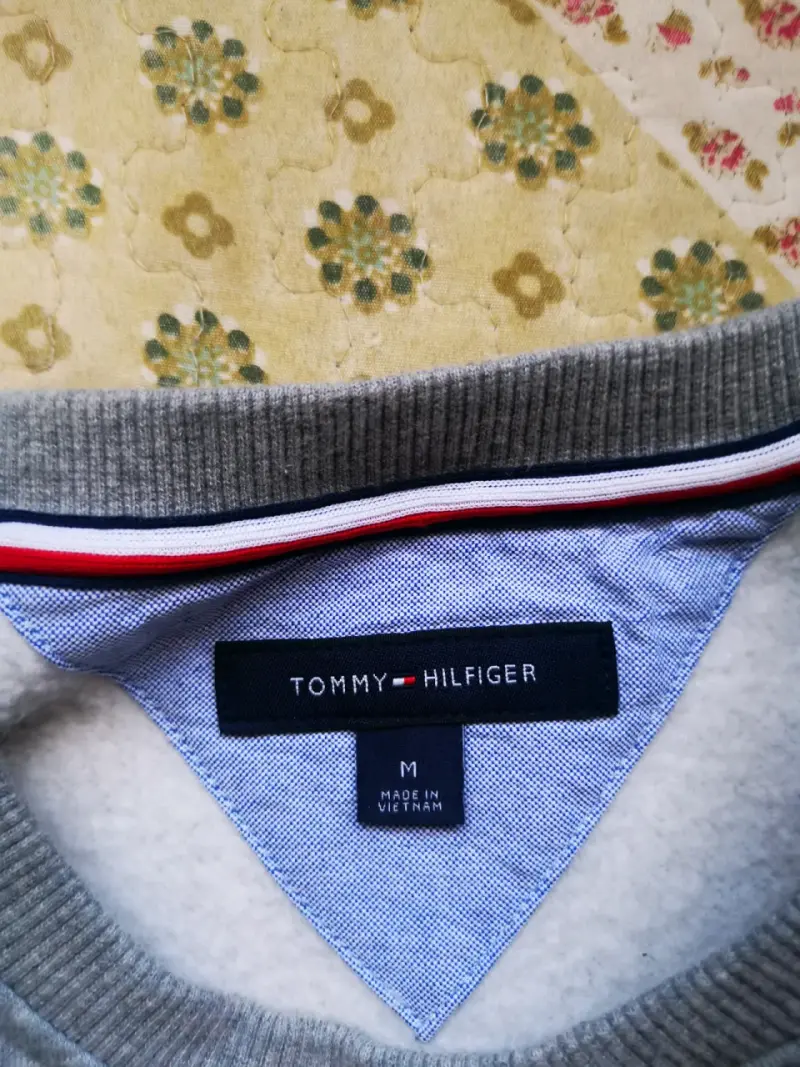 Polerón Tommy Hilfiger gris con logo bordado - 1