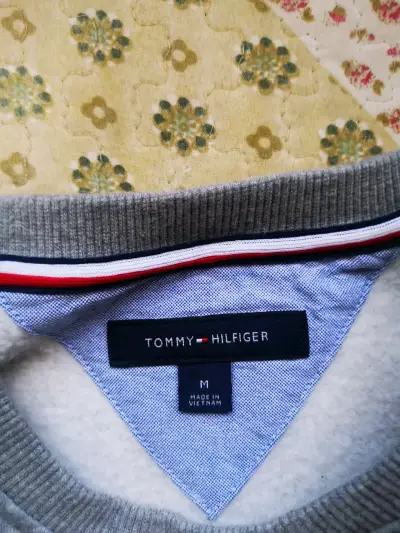 Polerón Tommy Hilfiger gris con logo bordado - miniatura 1