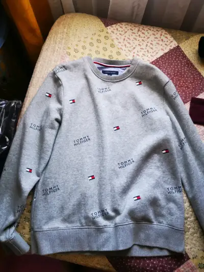 Polerón Tommy Hilfiger gris con logo bordado - miniatura 3