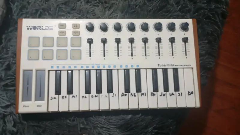 Controlador MIDI Worlde Tuna Mini compacto