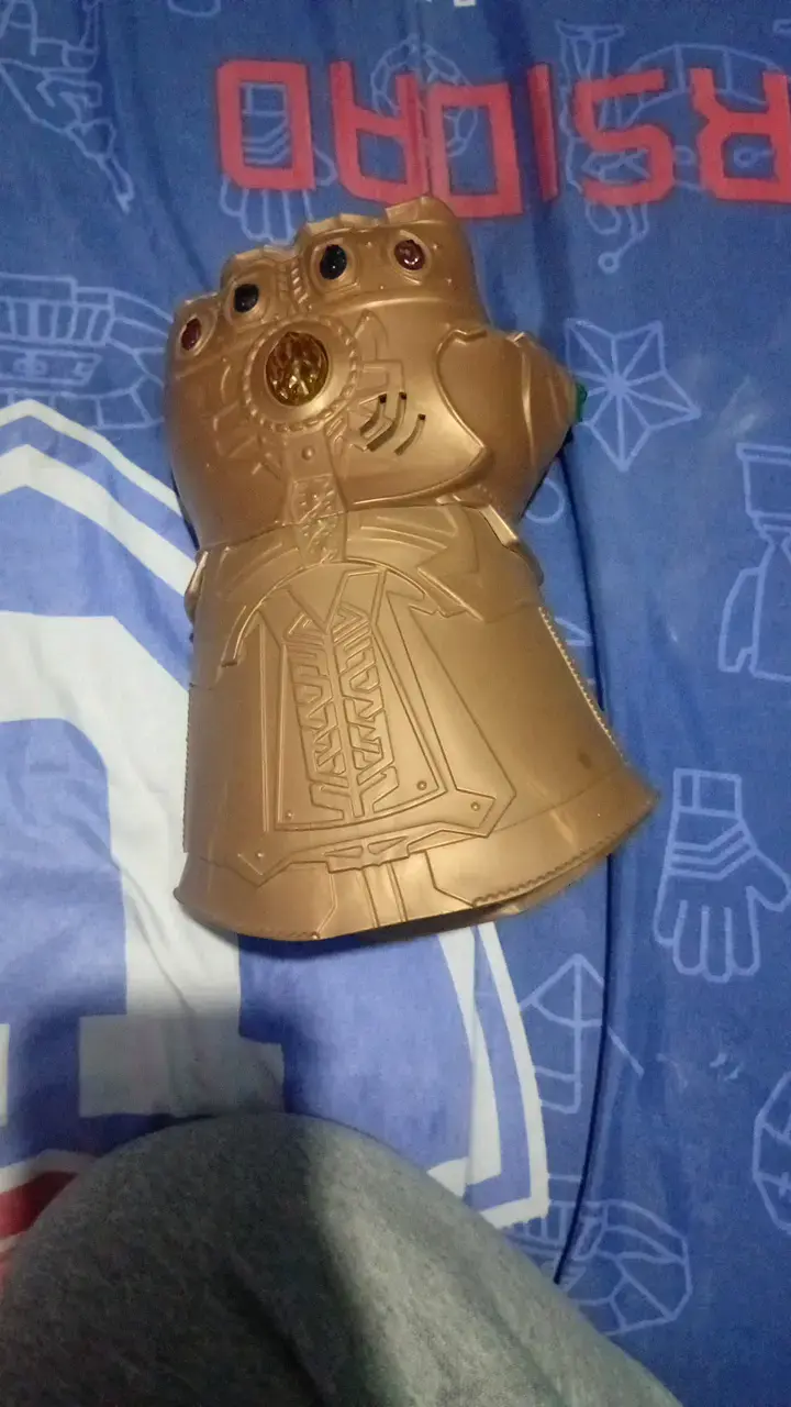 Guantelete del Infinito de juguete dorado - 1