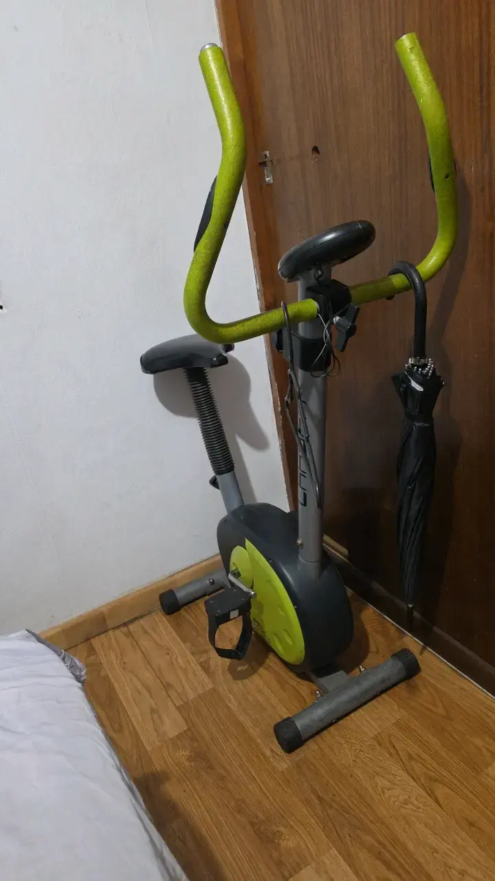 Bicicleta estática compacta para ejercicio en casa