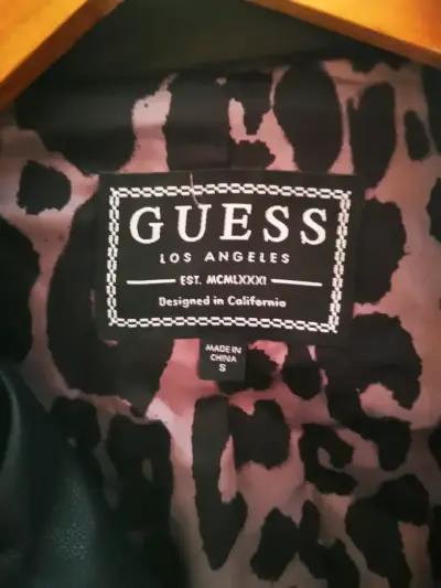 Chaqueta de cuero negra Guess para mujer - miniatura 4