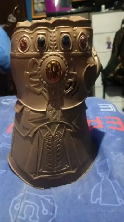 Guantelete del Infinito de juguete dorado - miniatura 2
