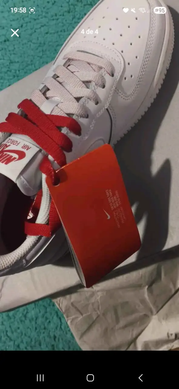 Zapatillas Nike Air Force 1 Blancas con Detalles Rojos - 1
