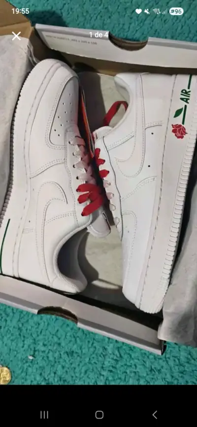 Zapatillas Nike Air Force 1 Blancas con Detalles Rojos - miniatura 2