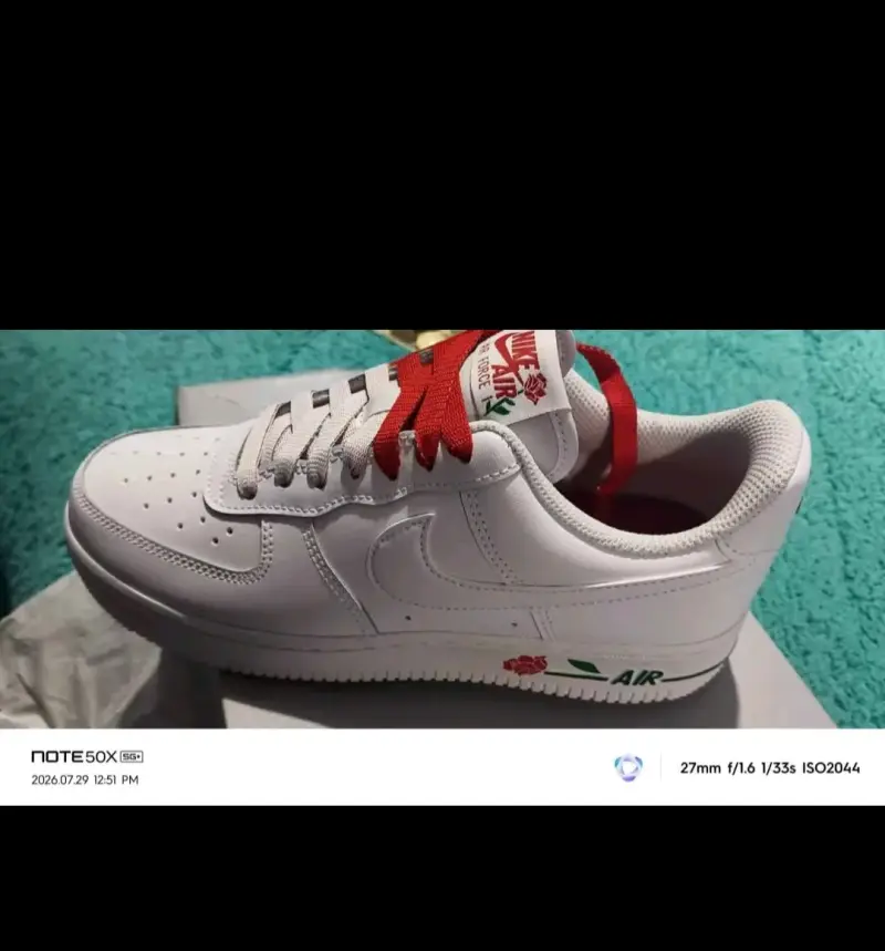 Zapatillas Nike Air Force 1 Blancas con Detalles Rojos - 3