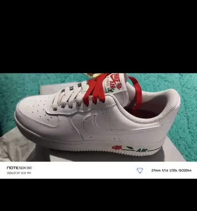 Zapatillas Nike Air Force 1 Blancas con Detalles Rojos - miniatura 3