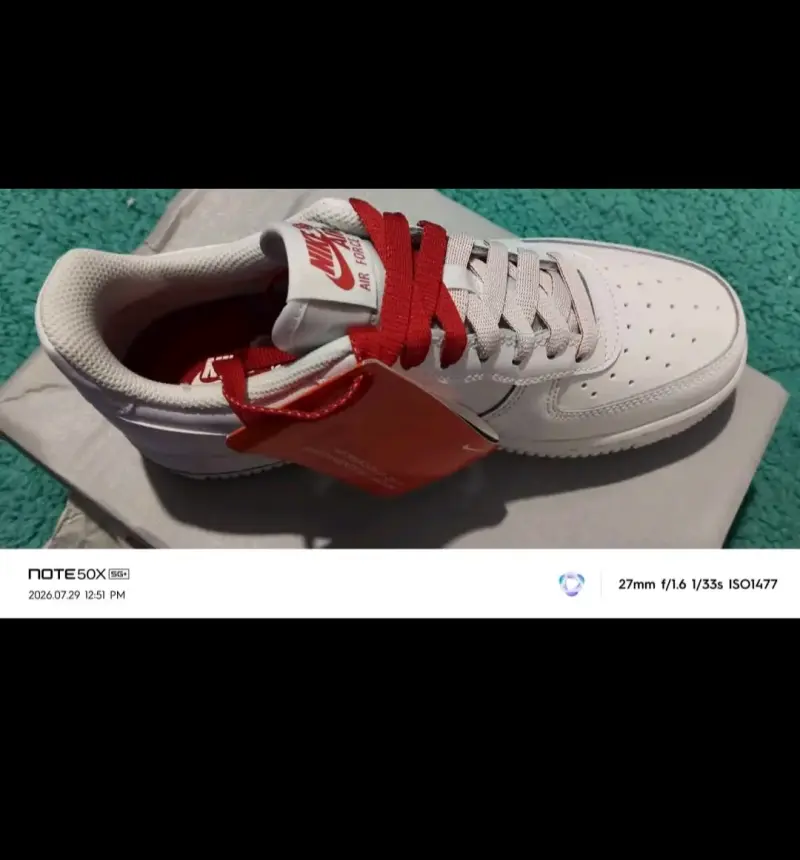 Zapatillas Nike Air Force 1 Blancas con Detalles Rojos - 4