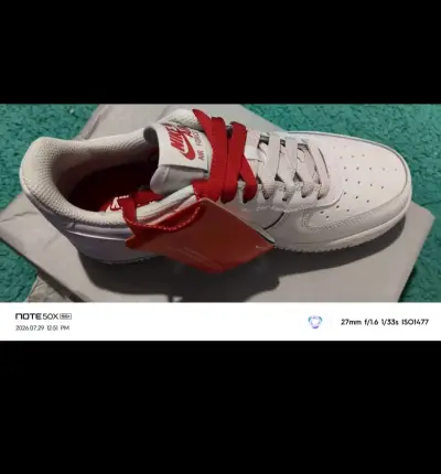 Zapatillas Nike Air Force 1 Blancas con Detalles Rojos - miniatura 4