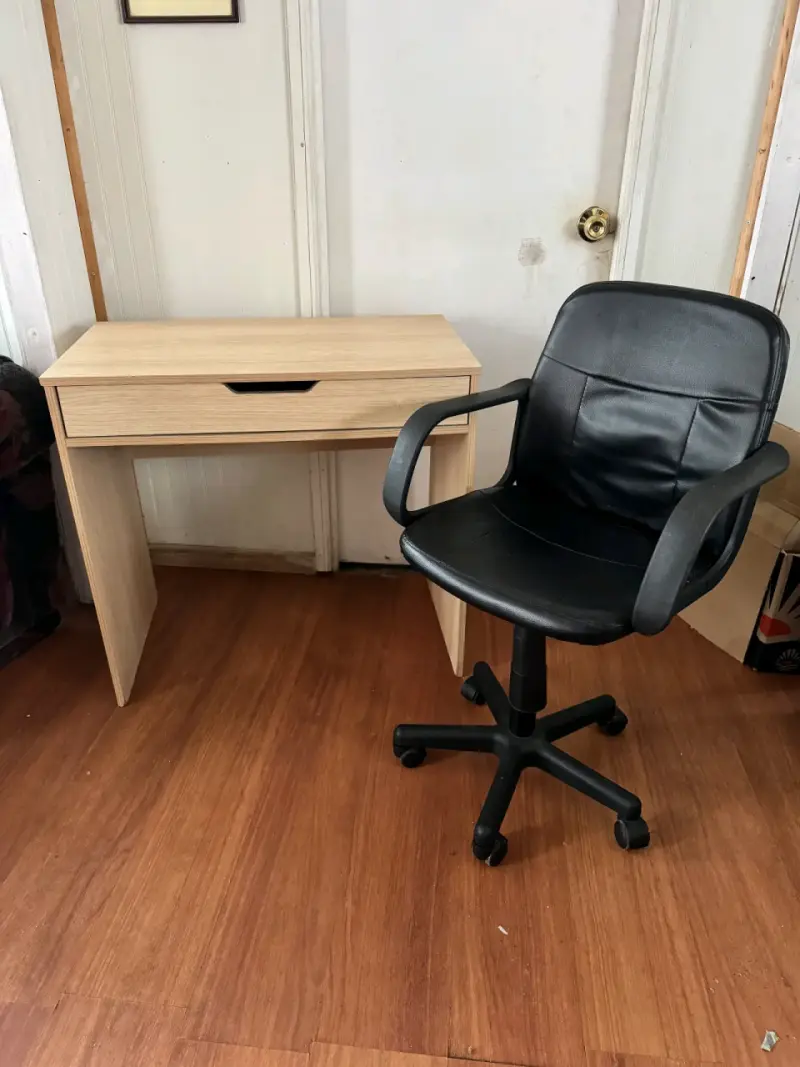 Escritorio de madera con silla de oficina - 1