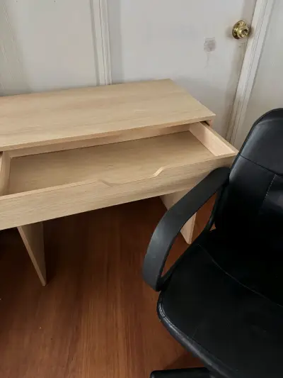 Escritorio de madera con silla de oficina - miniatura 2