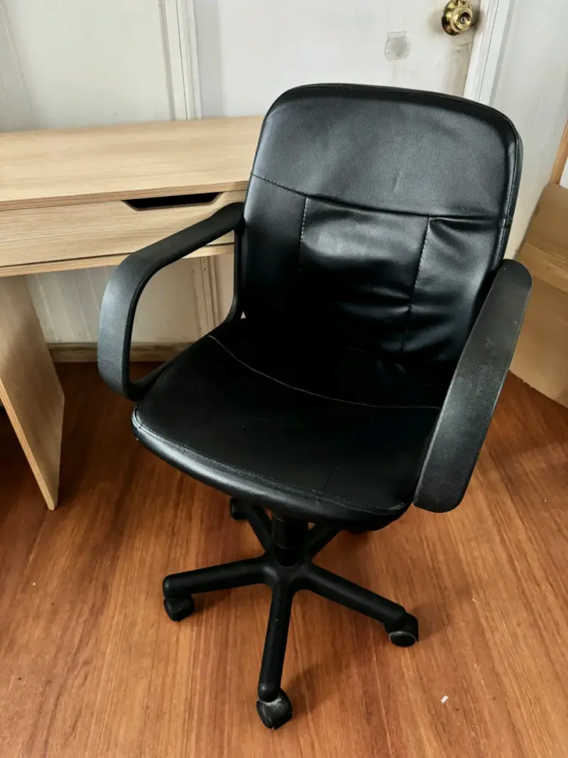 Escritorio de madera con silla de oficina - 3