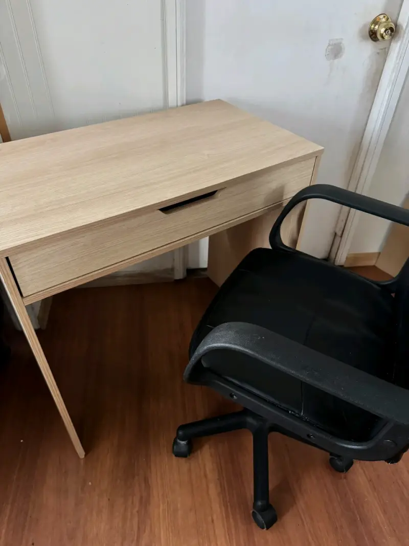 Escritorio de madera con silla de oficina - 4