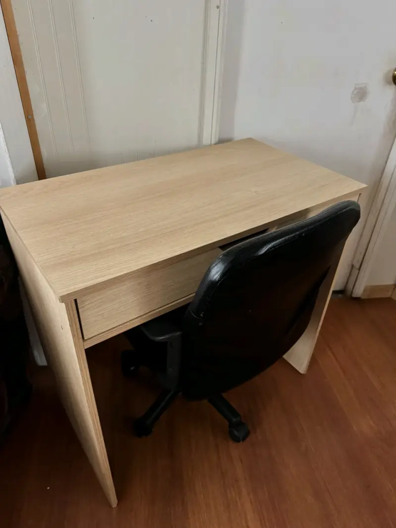 Escritorio de madera con silla de oficina - 5