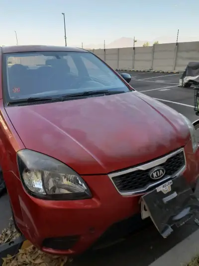 Auto Kia Rio rojo en buen estado año 2011 - miniatura 1