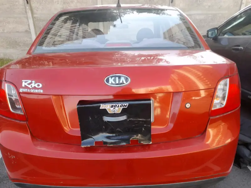 Auto Kia Rio rojo en buen estado año 2011 - 2